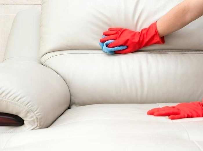 Sử dụng khăn khô lau sạch vết bẩn trên Sofa da